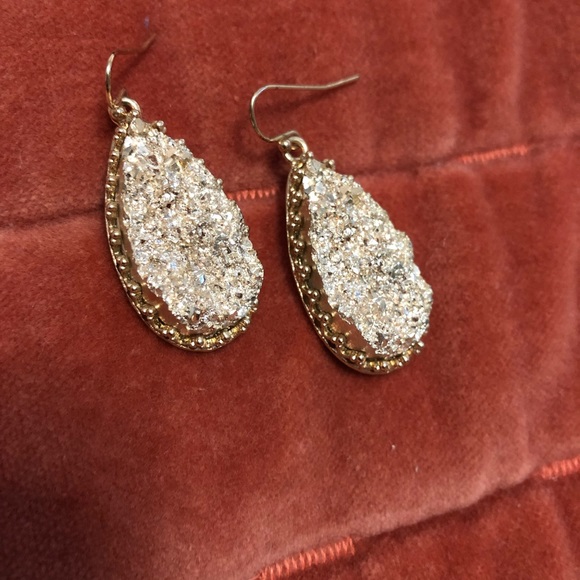 Elegant Earrings - Picture 3 of 4